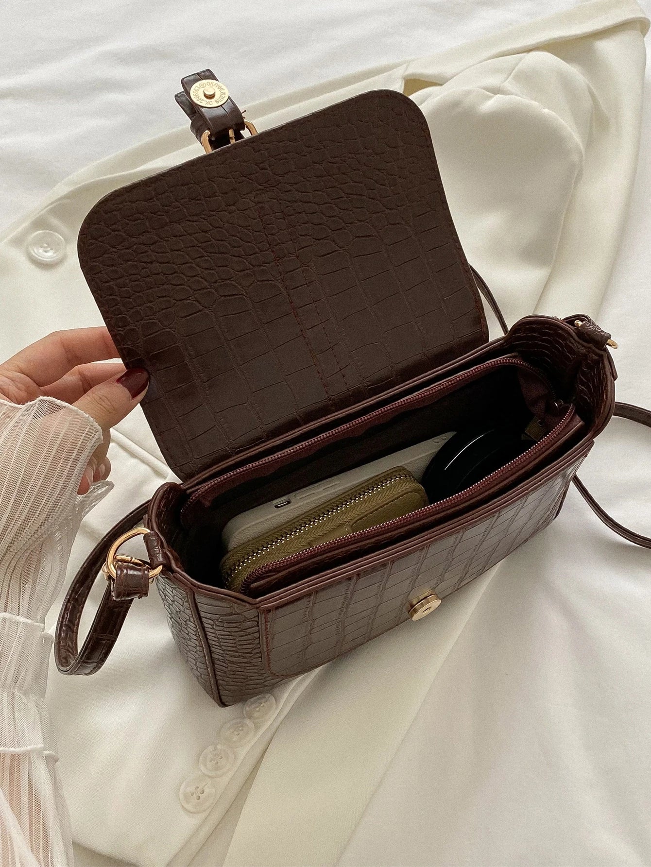 Krokomönstrad crossbodyväska