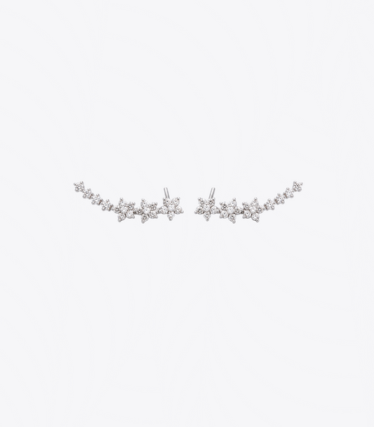 Silverfärgade blomformade örhängen med glittrande stenar och elegant, böjd design