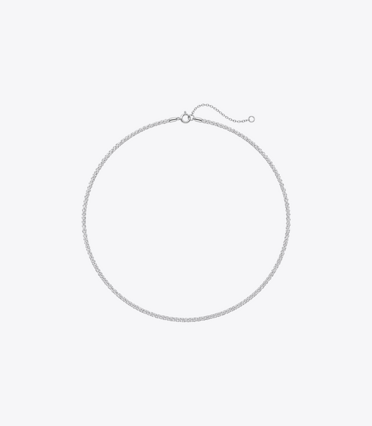 Tunt silverfärgat halsband med minimalistisk design och nätt kedja på ljus bakgrund
